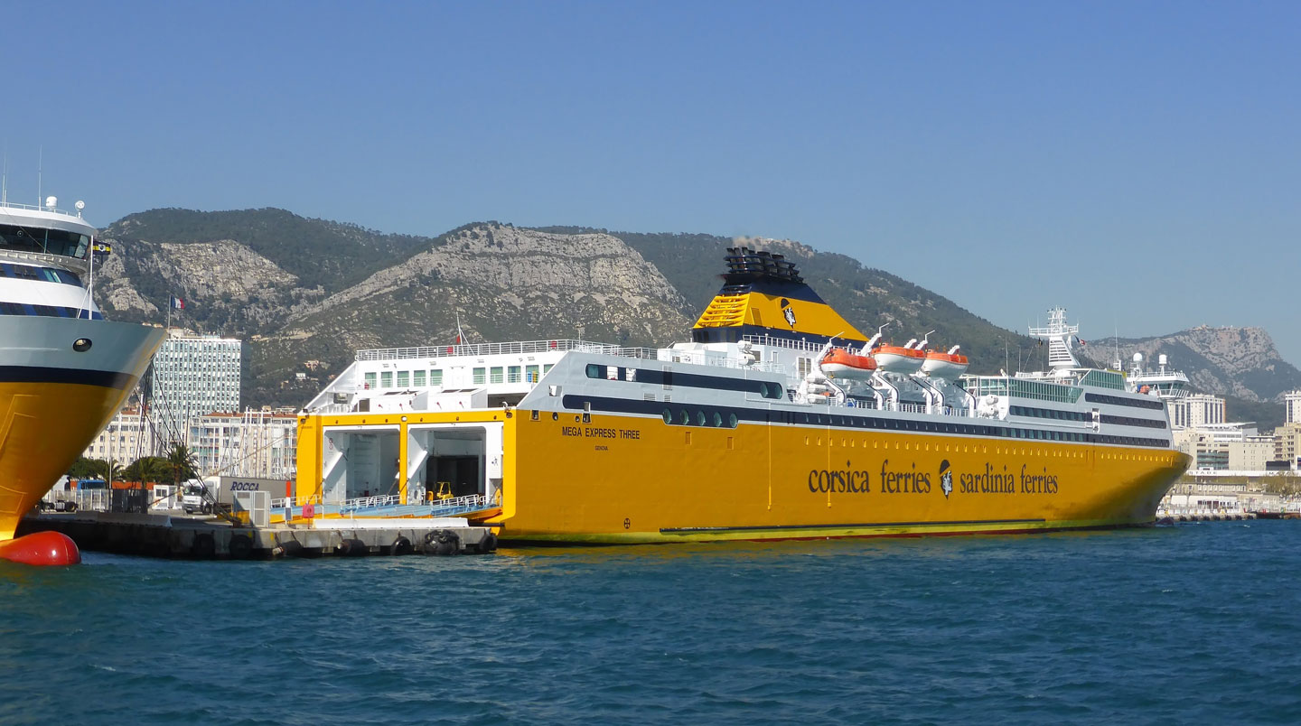 Fähre läuft in den Hafen von Nizza ein, Hafenmole mit wartenden Reisenden im Vordergrund